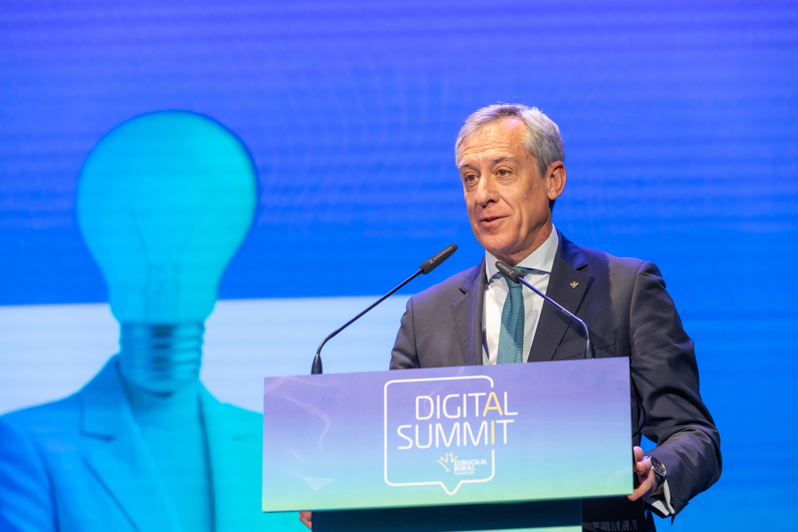 Javier López Martín, Presidente de Fundación Eurocaja Rural En la foto, intervención en el atril durante la clausura de Digital Summit 2025