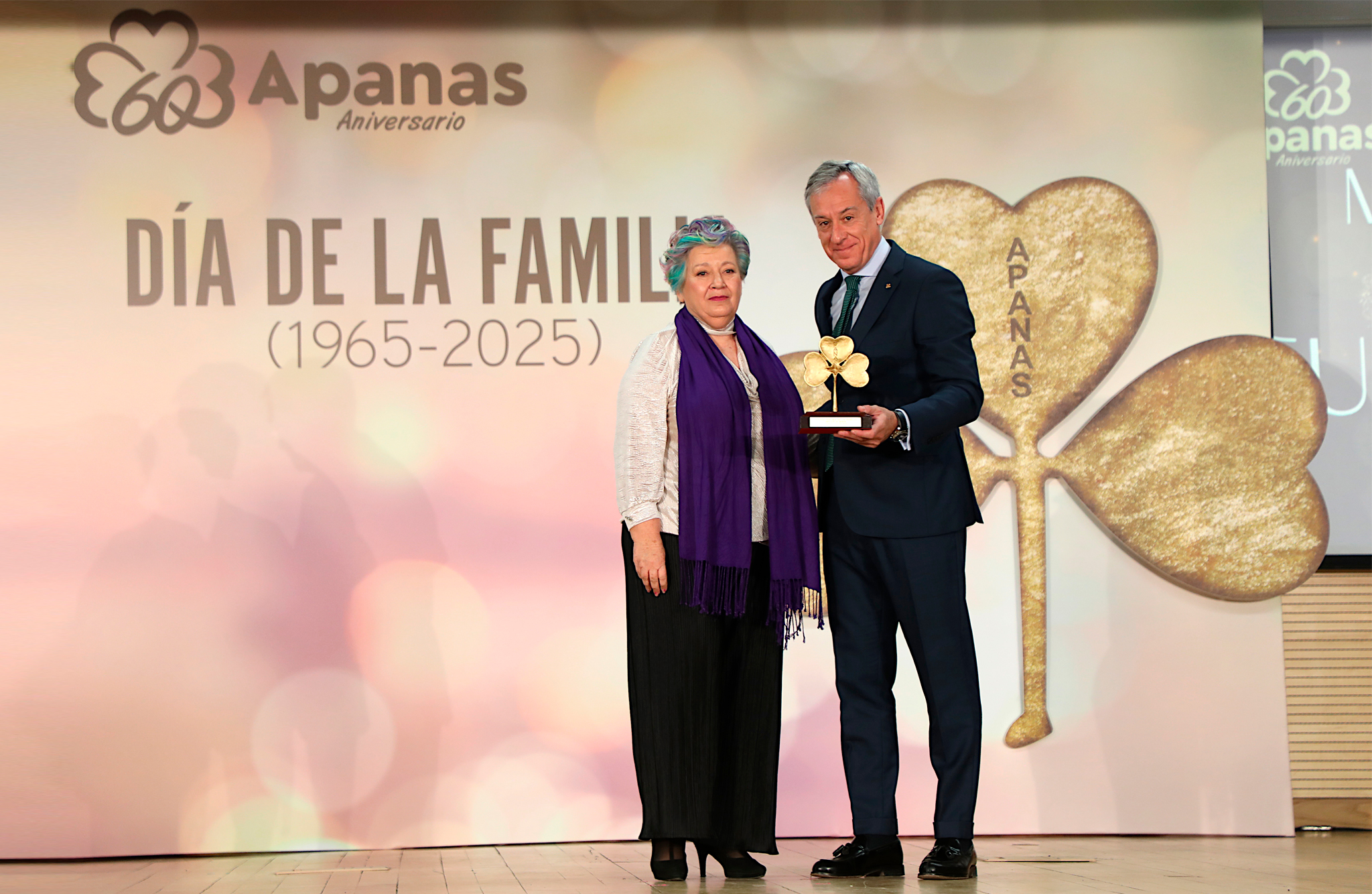 Premios apanas En la foto, el presidente de Fundación Eurocaja Rural, Javier López Martín, recogiendo este reconocimiento de manos de la vicepresidenta de Apanas, Alicia Santos Moreno.