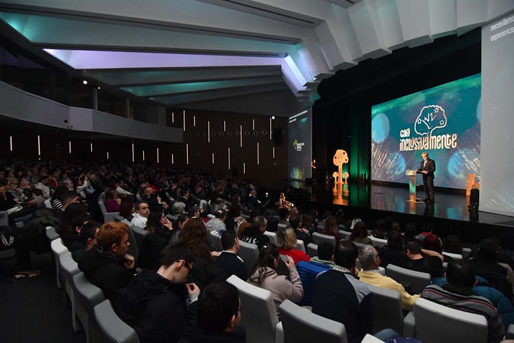 GALA INCLUSIVAMENTE Fotografía del presidente de Eurocaja Rural y su Fundación durante su discurso.