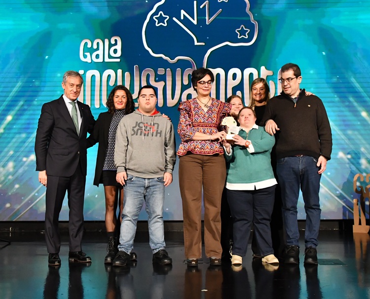 GALA INCLUSIVAMENTE Foto de la entrega del árbol de honor por parte del presidente de Eurocaja Rural y su Fundación, Javier López a algunos usuarios y parte del equipo de Fundación Brian