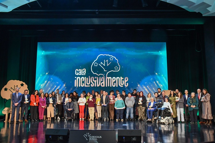 FOTO FAMILIA GALA INCLUSIVAMENTE Foto de familia de la gala inclusivamente con todos los galardonados y representantes de diferentes instituciones