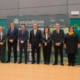 Fotografía de un grupo de personas posando en un escenario frente a un panel del evento ‘Empuéblate’, dedicado a las soluciones contra la despoblación. Están alineadas en una fila, vestidas con indumentaria formal, con los paneles y logotipos de las entidades organizadoras y colaboradoras visibles a ambos lados y en el fondo.