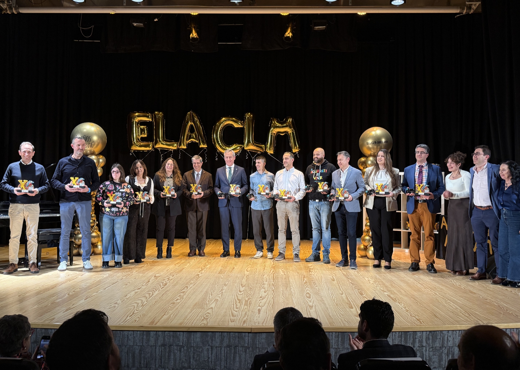 Foto familia gala Adelante CLM Reconocimiento a Fundación Eurocaja Rural en la gala “10 Años Caminando Juntos” de AdELAnte CLM, destacando su compromiso en la lucha contra la ELA y su apoyo a pacientes y familias.