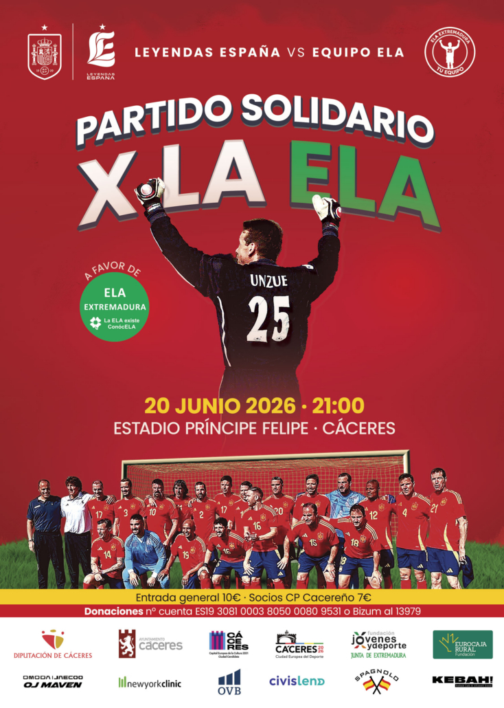 Cartel-partido-ELA-Extremadura Cartel del partido solidario a favor de la ELA del 20 de junio de 2026, a las 21:00 en el Estadio Príncipe Felipe de Cáceres. Visualmente tiene fondo rojo y una línea de césped en la parte inferior. En el lado izquierdo aparece el texto grande “PARTIDO SOLIDARIO X LA ELA”, destacando “ELA” en color verde. En la parte superior derecha se lee “LEYENDAS ESPAÑA VS EQUIPO ELA”. En el centro se muestra un grupo de jugadores de fútbol de las selección leyendas España, posando delante de una portería. Encima del equipo el logo de ELA EXTREMADURA. La ELA existe, ConóceLA”. En la franja inferior se alinean el texto a favor de asociación de ELA Extremadura. Entidades colaboradoras como Diputación de Cáceres, Ayuntamiento de Cáceres, Cáceres Capital Europea del Deporte, Fundación Jóvenes y Deporte, Fundación Eurocaja Rural, Omoda/Jaecoo OJ Maven, Newyorkclinic, OVB, Civislend y Spagnolo