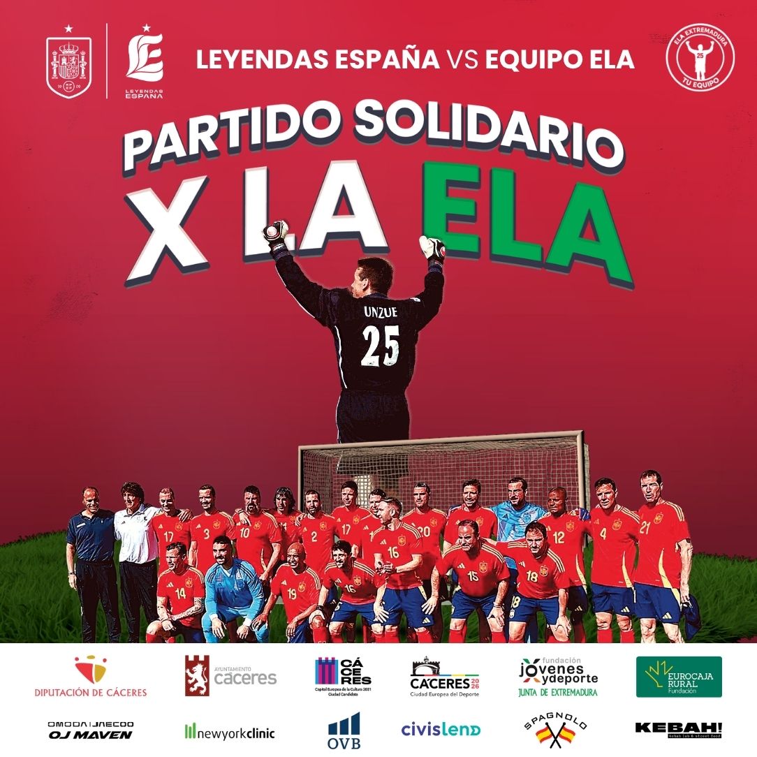 Cartel del partido solidario a favor de la ELA con fondo rojo y una línea de césped en la parte inferior. . En el centro se muestra un grupo de jugadores de fútbol de las selección leyendas España, posando delante de una portería. Entidades colaboradoras como Diputación de Cáceres, Ayuntamiento de Cáceres, Cáceres Capital Europea del Deporte, Fundación Jóvenes y Deporte, Fundación Eurocaja Rural, Omoda/Jaecoo OJ Maven, Newyorkclinic, OVB, Civislend y Spagnolo